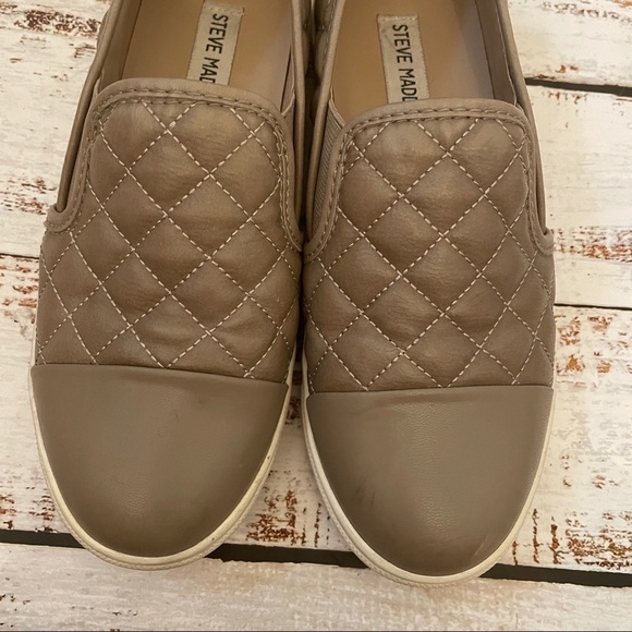 𝅺STEVE Madden Zaander Shoes Size 6 taupe grey slip on sneaker quilted - Picture 6 of 9